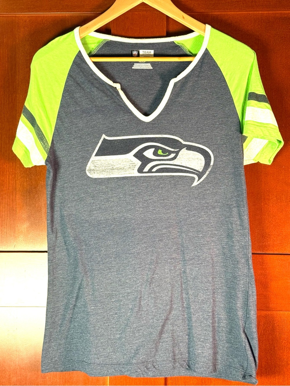 Seattle Seahawks Women’s NFL Team Apparel Tee L Blue Green Split Neck